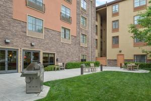 a courtyard with a grill in front of a building at TownePlace Suites by Marriott Sacramento Roseville in Roseville