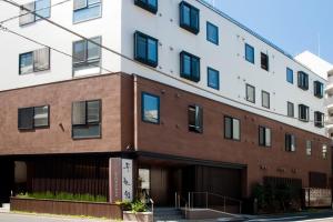 un edificio en la esquina de una calle en Ochanomizu Hotel Shoryukan en Tokio