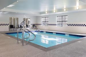 羅斯維爾的住宿－薩克拉門托羅斯維爾萬豪唐普雷斯酒店，大楼内一个蓝色的大型游泳池