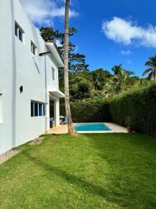 una casa bianca con cortile e piscina di Casa CalPi: A Tropical Oasis! a Las Terrenas