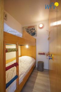two bunk beds in a small room with at Ferienhaus Seeblick - Wohnung 96 in Borkum