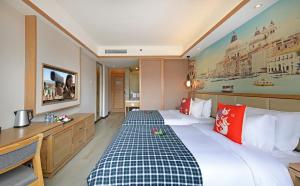 Habitación de hotel con 2 camas y escritorio en Mehood Theater Hotel, Shanghai Jinqiao, en Shanghái