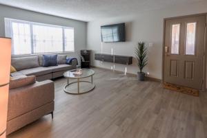 ラスベガスにあるSpacious Condo Close to Sphereのソファとテーブルのあるリビングルーム