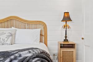 - une chambre avec un lit et une lampe sur une table de chevet dans l'établissement 34 Woodburn Street, à Evans Head