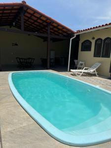 Kolam renang di atau dekat dengan Orla 500 - Casa inteira 15 pessoas - Com Piscina - 500 Metros da Praia - Churrasqueira e muito mais