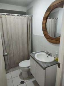 uma casa de banho com um WC, um lavatório e um espelho. em Duplex San Bartolo 4 rooms incredible ocean view em San Bartolo
