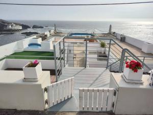 聖巴托羅的住宿－Duplex San Bartolo 4 rooms incredible ocean view，船上的鲜花阳台