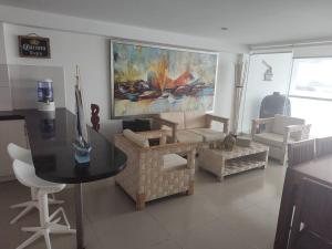 uma sala de estar com um sofá e uma mesa em Duplex San Bartolo 4 rooms incredible ocean view em San Bartolo