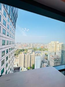 Vedere generală la Taichung sau o vedere a orașului de la acest apartament