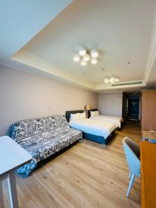 Cette chambre comprend 2 lits et une table. dans l'établissement Luxury House, à Taichung