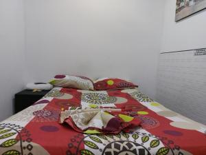 uma cama com um edredão e almofadas em Quinta Guairabamba em Melgar
