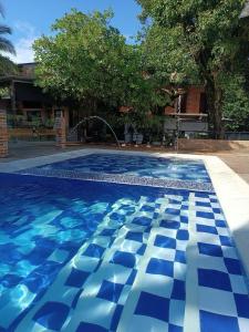 uma piscina com azulejos azuis e brancos em Quinta Guairabamba em Melgar