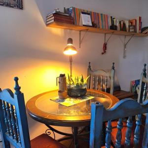 una mesa en una habitación con una lámpara. en La Petite Maison en Asunción