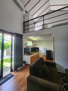 Una sala de estar con un sofá y un loft. en Villa sutji apartment, en Sanur