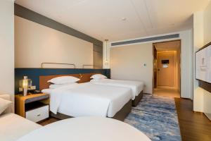Letto o letti in una camera di Mehood Elegant Hotel Guangzhou Baiyun Airport Huadu Cultural Tourism City