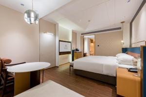 Letto o letti in una camera di Mehood Elegant Hotel Guangzhou Baiyun Airport Huadu Cultural Tourism City