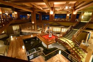 会津若松Ookawaso的享有带楼梯的大型建筑的顶部景致