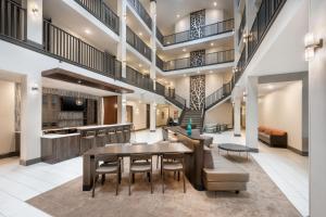 uma sala de jantar com mesa e cadeiras num edifício em Springhill Suites by Marriott Conyers em Conyers