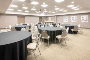 uma grande sala com mesas e cadeiras em Springhill Suites by Marriott Conyers em Conyers