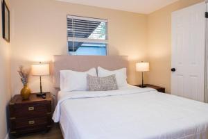 A bed or beds in a room at House near Tampa Zoo and Busch Gardens, free high speed wifi