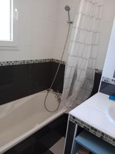 Ένα μπάνιο στο MAISON 9 COUCHAGES AVEC PISCINE