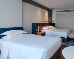 Letto o letti in una camera di Mehood Elegant Hotel Guangzhou Baiyun Airport Huadu Cultural Tourism City