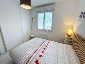 een slaapkamer met een groot bed in een kamer bij Appartement Jullouville, 2 pièces, 4 personnes - FR-1-361-45 in Jullouville-les-Pins