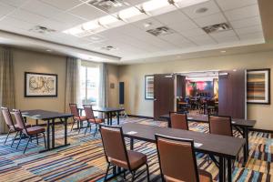 een vergaderruimte met tafels en stoelen in een ruimte bij Fairfield Inn & Suites by Marriott San Diego North/San Marcos in San Marcos