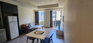 ein Wohnzimmer mit einem Tisch und einem Sofa in der Unterkunft Centre Collins in Melbourne