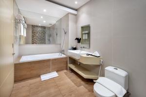 Koupelna v ubytování Four Star by Trans Hotel