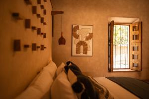 - une chambre avec un lit et une fenêtre dans l'établissement La Paranera Hotel & Relax, à Comala