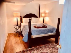 Cama ou camas em um quarto em Home style Accommodation in Oakville, Ontario , Canada