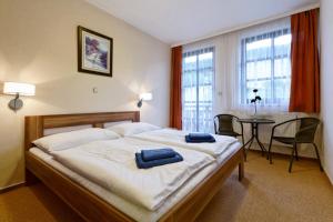 A bed or beds in a room at Pension Hollmann