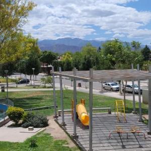 einen Spielplatz in einem Park mit einer Bank und Stühlen in der Unterkunft Del vino departamento in La Cieneguita