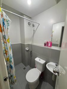 een badkamer met een toilet en een wastafel bij Casa Moanna 2BR-3beds spacious Dining, kitchen,Living Area, Wifi in Mandaue-stad