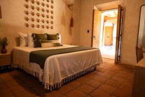 - une chambre avec un grand lit dans l'établissement La Paranera Hotel & Relax, à Comala