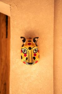 un masque suspendu sur le côté d'un mur dans l'établissement La Paranera Hotel & Relax, à Comala