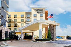 um hotel com uma bandeira americana em frente em Fairfield Inn & Suites by Marriott Atlanta Lithia Springs em Lithia Springs