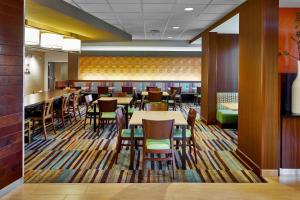 un coin repas avec des tables et des chaises dans un restaurant dans l'établissement Fairfield Inn & Suites by Marriott Atlanta Lithia Springs, à Lithia Springs