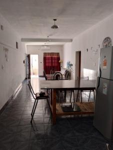 Las Heras的住宿－Departamento West，客厅配有桌子和冰箱