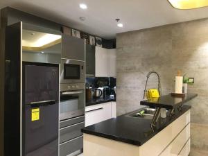 O bucătărie sau chicinetă la One Euphoria Modern 104sqm 2BR with Washer&Dryer