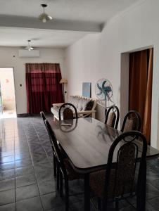 Las Heras的住宿－Departamento West，客厅配有餐桌和椅子