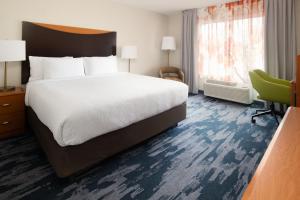 ein Hotelzimmer mit einem großen Bett und einem Fenster in der Unterkunft Fairfield Inn & Suites by Marriott Portland Airport in Portland