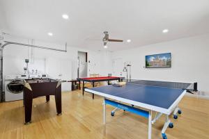 una stanza con due tavoli da ping pong di Resort style home, Pool/Spa/Game room near Disney ad Anaheim