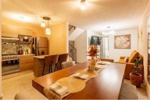 cocina y sala de estar con mesa de madera en una habitación en Spyglass San Miguel de Allende 3 Bedrooms 3.5 Bath, en San Miguel de Allende