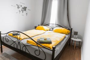 a bedroom with a bed with yellow sheets and a window at Kaminstube im Goethequartier in Bremerhaven