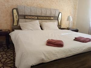 Postel nebo postele na pokoji v ubytování Sbatin hotel apartment 2