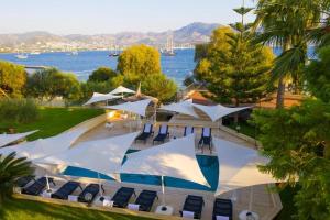 una vista aérea de un complejo con sillas y agua en Farrys Boutique Hotel & Beach Club - Yalıkavak, en Yalıkavak