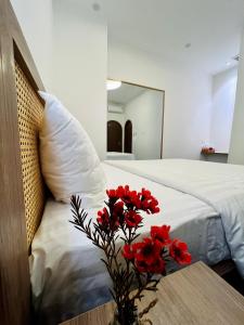 Postel nebo postele na pokoji v ubytování De V’Charm Hotel