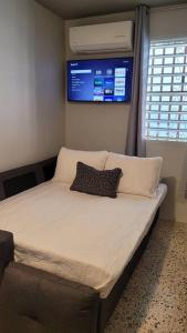 En eller flere senge i et værelse på Trujillo Alto Quiet and Cozy, Fully Equipped and Pet-Friendly